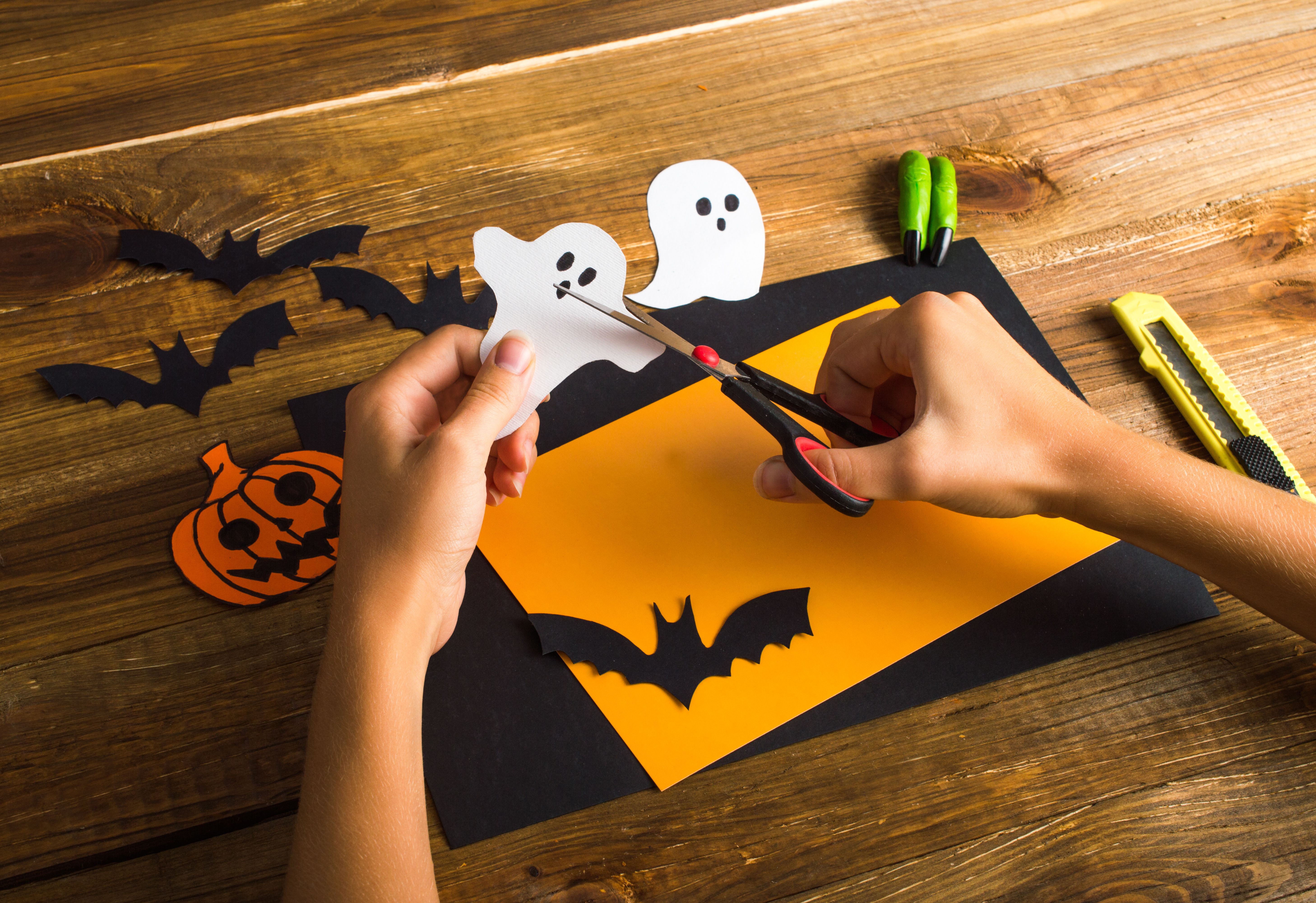 Режем бумагу. Дергунчик Хэллоуин. Halloween Handmade from paper. Cutting paper for Kids. Хэллоуин зе хенд Юба.